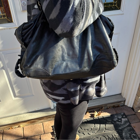 GUCCI LADIES SABRINA BOSTON BLACK RUFFLE TOTE BAG - Picture 4 of 17